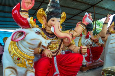 Hindu Tanrısı Ganesha 'nın heykeli. Ganesha Festivali sırasında Ganesha İdol 'un bir atölyesinde..