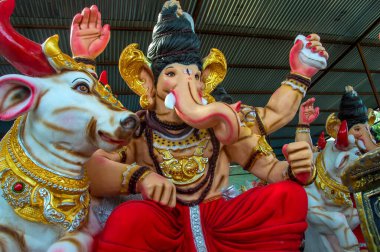 Hindu Tanrısı Ganesha 'nın heykeli. Ganesha Festivali sırasında Ganesha İdol 'un bir atölyesinde..