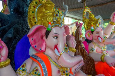 Hindu Tanrısı Ganesha 'nın heykeli. Ganesha Festivali sırasında Ganesha İdol 'un bir atölyesinde..