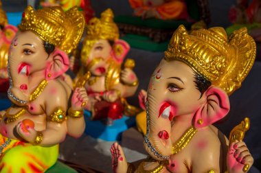 Hindu Tanrısı Ganesha 'nın heykeli. Ganesha Festivali sırasında Ganesha İdol 'un bir atölyesinde..