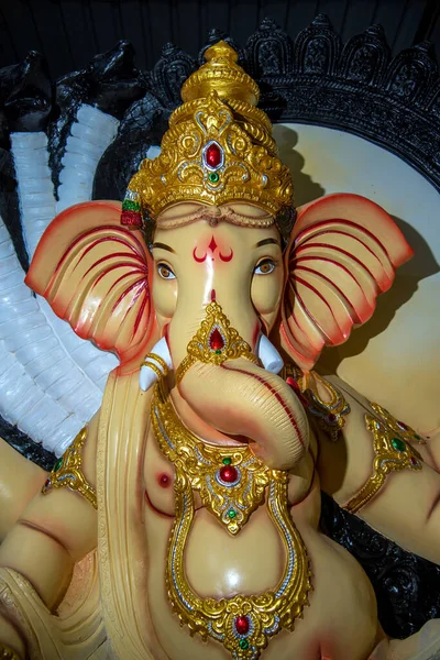 Statue of Hindu God Ganesha. close up of Ganesha Idol at an artist's workshop during Ganesha Festival. — Stock Photo, Image