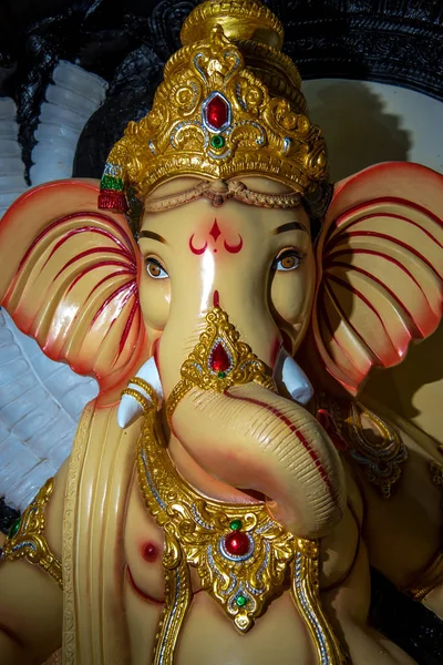 Estátua de Deus Hindu Ganesha. perto de Ganesha Idol na oficina de um artista durante o Festival de Ganesha . — Fotografia de Stock