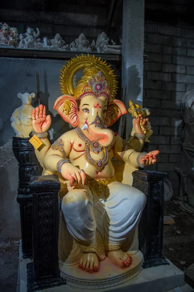 Estátua de Deus Hindu Ganesha. perto de Ganesha Idol na oficina de um artista durante o Festival de Ganesha . — Fotografia de Stock