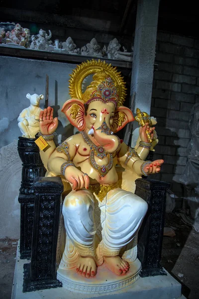 Posąg hinduskiego boga Ganeshy. zbliżenie Ganesha Idol na warsztatach artystycznych podczas Festiwalu Ganesha. — Zdjęcie stockowe