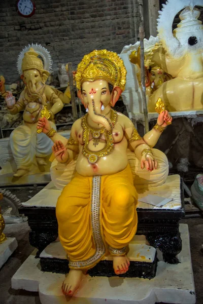 Posąg hinduskiego boga Ganeshy. zbliżenie Ganesha Idol na warsztatach artystycznych podczas Festiwalu Ganesha. — Zdjęcie stockowe