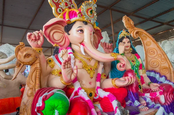 Estatua del dios hindú Ganesha. primer plano de Ganesha Idol en un taller de artista durante el Festival de Ganesha . — Foto de Stock