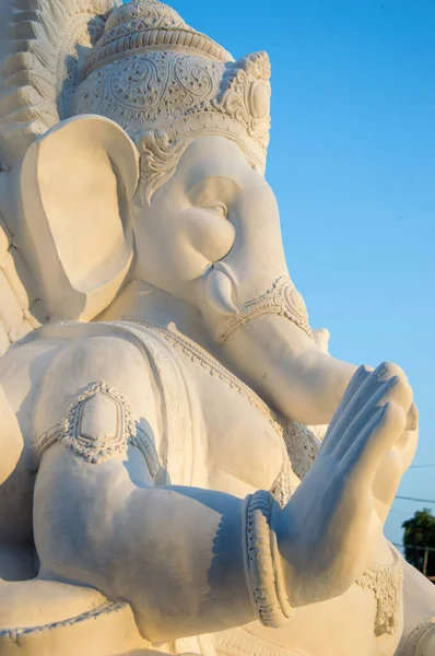 Statue des hinduistischen Gottes Ganesha. Nahaufnahme des Ganesha-Idols bei einem Künstler-Workshop während des Ganesha-Festivals. — Stockfoto