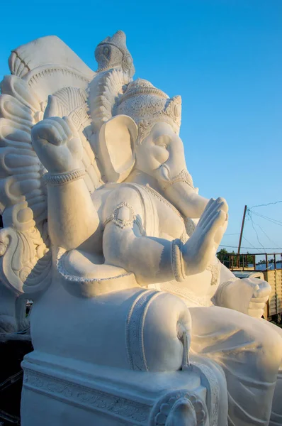 Статуя индуистского бога Ганеша. Закрытие Ганешского идола в мастерской художника во время Ганешского фестиваля . — стоковое фото