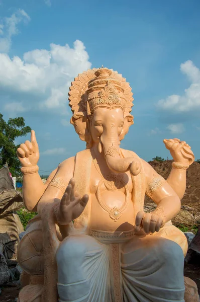 Estátua de Deus Hindu Ganesha. perto de Ganesha Idol na oficina de um artista durante o Festival de Ganesha . — Fotografia de Stock