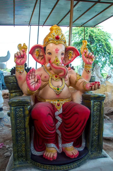 Statue des hinduistischen Gottes Ganesha. Nahaufnahme des Ganesha-Idols bei einem Künstler-Workshop während des Ganesha-Festivals. — Stockfoto