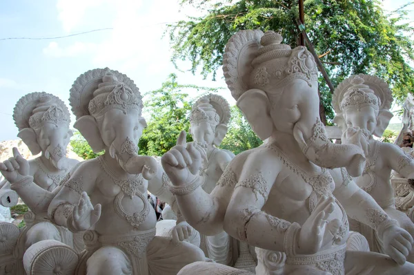 Статуя индуистского бога Ганеша. Закрытие Ганешского идола в мастерской художника во время Ганешского фестиваля . — стоковое фото