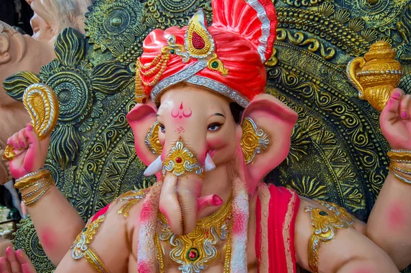 Socha hinduistického boha Ganéši. zblízka Ganesha Idol na výtvarné dílně během festivalu Ganesha. — Stock fotografie