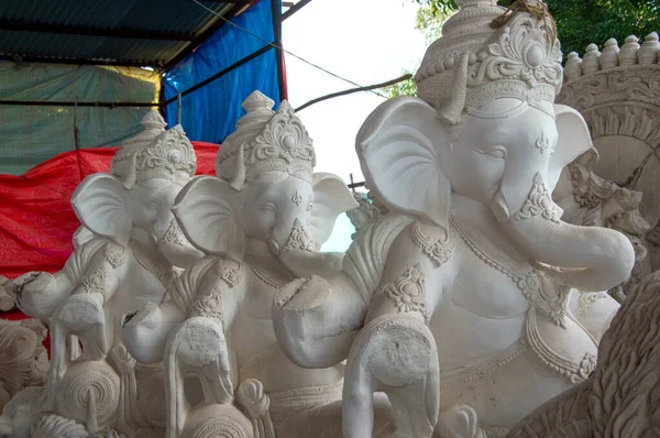 Статуя індуського бога Ганеші. Закриття Ganesha Idol в майстерні художника під час фестивалю Ganesha. — стокове фото