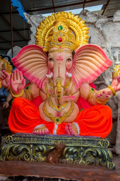 Statue des hinduistischen Gottes Ganesha. Nahaufnahme des Ganesha-Idols bei einem Künstler-Workshop während des Ganesha-Festivals. — Stockfoto