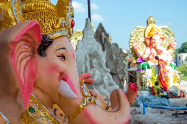 Estatua del dios hindú Ganesha. primer plano de Ganesha Idol en un taller de artista durante el Festival de Ganesha . — Foto de Stock