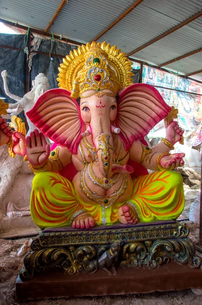 Statue des hinduistischen Gottes Ganesha. Nahaufnahme des Ganesha-Idols bei einem Künstler-Workshop während des Ganesha-Festivals. — Stockfoto