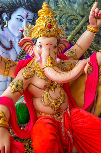 Statue des hinduistischen Gottes Ganesha. Nahaufnahme des Ganesha-Idols bei einem Künstler-Workshop während des Ganesha-Festivals. — Stockfoto