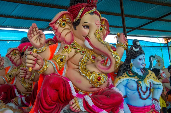 Estátua de Deus Hindu Ganesha. perto de Ganesha Idol na oficina de um artista durante o Festival de Ganesha . — Fotografia de Stock