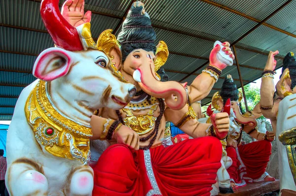 Hindu Tanrısı Ganesha 'nın heykeli. Ganesha Festivali sırasında Ganesha İdol 'un bir atölyesinde..