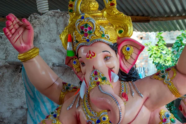 Estatua del dios hindú Ganesha. primer plano de Ganesha Idol en un taller de artista durante el Festival de Ganesha . — Foto de Stock