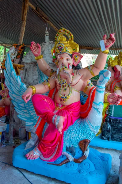 Estatua del dios hindú Ganesha. primer plano de Ganesha Idol en un taller de artista durante el Festival de Ganesha . — Foto de Stock