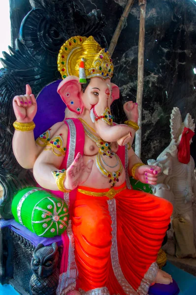 Statue des hinduistischen Gottes Ganesha. Nahaufnahme des Ganesha-Idols bei einem Künstler-Workshop während des Ganesha-Festivals. — Stockfoto