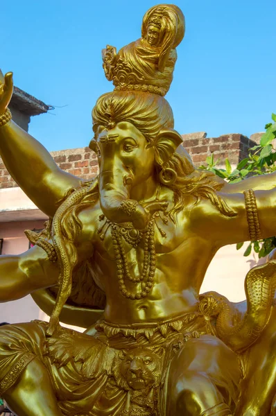 Hindu isten Ganesha szobra. közeli kép Ganesha Idol egy művész műhelyében a Ganesha Fesztivál alatt. — Stock Fotó