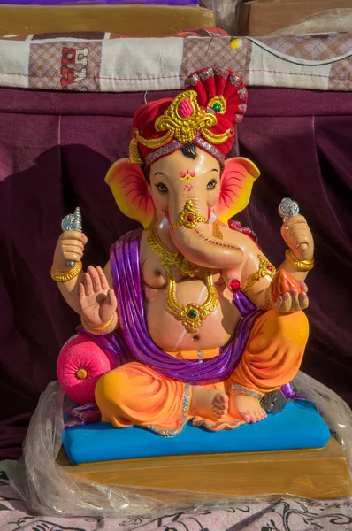 Statue of Hindu God Ganesha. close up of Ganesha Idol at an artist's workshop during Ganesha Festival. — Stock Photo, Image