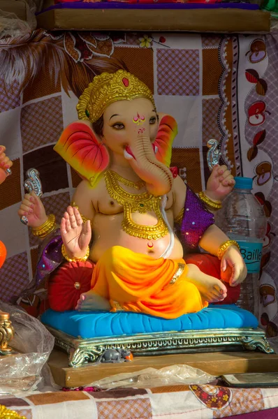Statue des hinduistischen Gottes Ganesha. Nahaufnahme des Ganesha-Idols bei einem Künstler-Workshop während des Ganesha-Festivals. — Stockfoto
