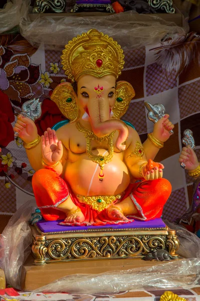 Statue des hinduistischen Gottes Ganesha. Nahaufnahme des Ganesha-Idols bei einem Künstler-Workshop während des Ganesha-Festivals. — Stockfoto