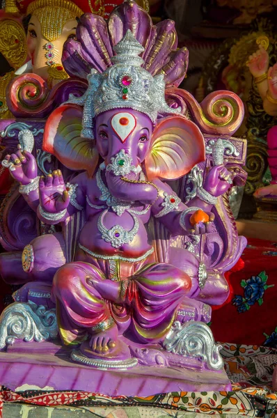 Estátua de Deus Hindu Ganesha. perto de Ganesha Idol na oficina de um artista durante o Festival de Ganesha . — Fotografia de Stock