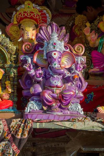 Статуя індуського бога Ганеші. Закриття Ganesha Idol в майстерні художника під час фестивалю Ganesha. — стокове фото