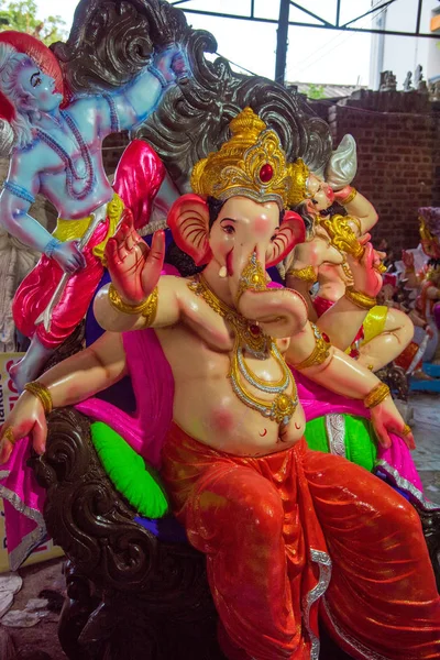 Estatua del dios hindú Ganesha. primer plano de Ganesha Idol en un taller de artista durante el Festival de Ganesha . — Foto de Stock