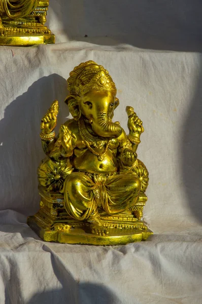 Statue av hinduguden Ganesha. stenge av Ganesha Idol på et kunstnerverksted under Ganesha-festivalen . – stockfoto