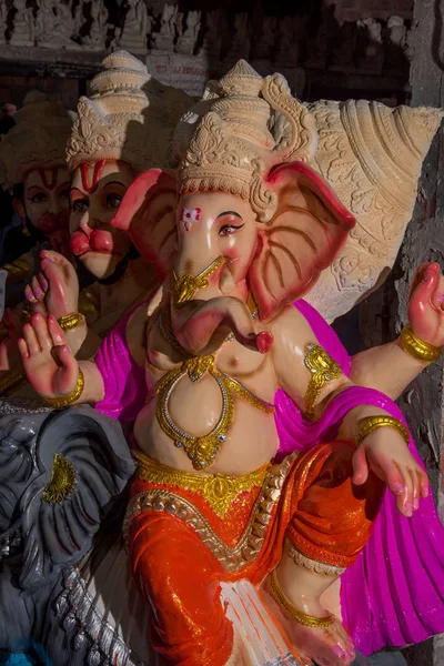Posąg hinduskiego boga Ganeshy. zbliżenie Ganesha Idol na warsztatach artystycznych podczas Festiwalu Ganesha. — Zdjęcie stockowe