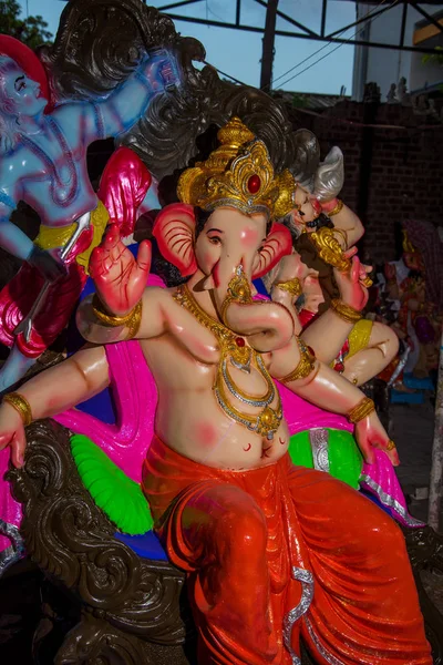 Estatua del dios hindú Ganesha. primer plano de Ganesha Idol en un taller de artista durante el Festival de Ganesha . — Foto de Stock