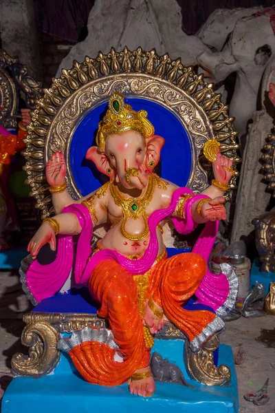 Statue of Hindu God Ganesha. close up of Ganesha Idol at an artist's workshop during Ganesha Festival. — Stock Photo, Image