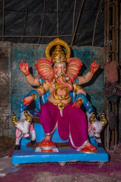 Estátua de Deus Hindu Ganesha. perto de Ganesha Idol na oficina de um artista durante o Festival de Ganesha . — Fotografia de Stock