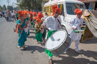 Amravati, Maharashtra, Hindistan, Ocak - 26, 2018: Kimliği belirsiz insanlar ve öğrenciler Hint Cumhuriyeti Günü 'nü bayraklar ve davullarla dans ederek kutluyorlar.