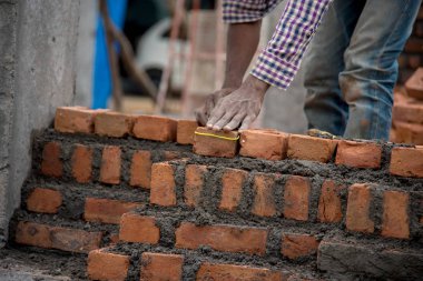 Amravati, Maharashtra - 28 Ağustos 2018: Bir inşaat alanında çalışan inşaat işçileri.