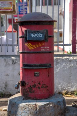 Amravati, Maharashtra, Hindistan, Ocak - 26, 2018: Hindistan postanesinin dışındaki posta kutusu