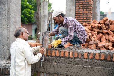 Amravati, Maharashtra - 28 Ağustos 2018: Bir inşaat alanında çalışan inşaat işçileri.