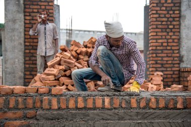Amravati, Maharashtra - 28 Ağustos 2018: Bir inşaat alanında çalışan inşaat işçileri.