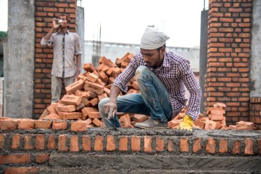Amravati, Maharashtra - 28 Ağustos 2018: Bir inşaat alanında çalışan inşaat işçileri.