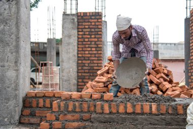 Amravati, Maharashtra - 28 Ağustos 2018: Bir inşaat alanında çalışan inşaat işçileri.