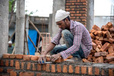 Amravati, Maharashtra - 28 Ağustos 2018: Bir inşaat alanında çalışan inşaat işçileri.