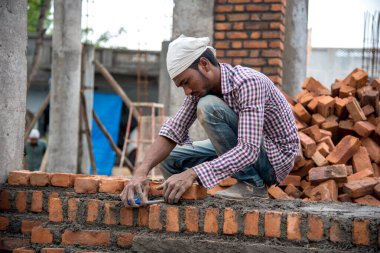 Amravati, Maharashtra - 28 Ağustos 2018: Bir inşaat alanında çalışan inşaat işçileri.