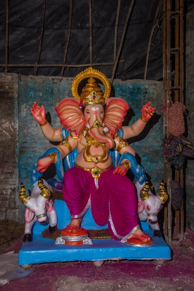 Estátua de Deus Hindu Ganesha. perto de Ganesha Idol na oficina de um artista durante o Festival de Ganesha . — Fotografia de Stock