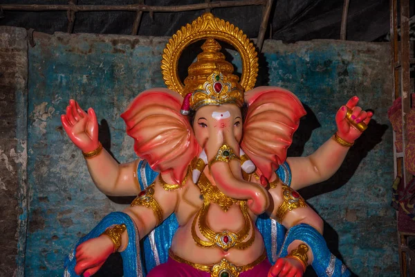 Statua del dio indù Ganesha. primo piano di Ganesha Idol al workshop di un artista durante il Ganesha Festival . — Foto Stock