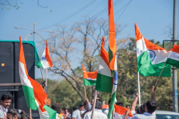 AMRAVATI, MAHARASHTRA, INDIA, JANUARY - 26 января 2018 года: Неизвестные люди и студенты празднуют День Республики Индия, танцуя с флагами, барабанами . — стоковое фото